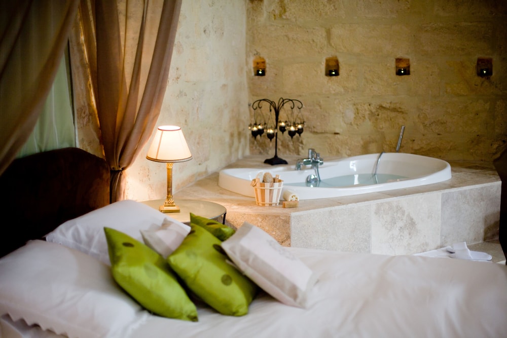 Château Latour Segur Suites & Spa