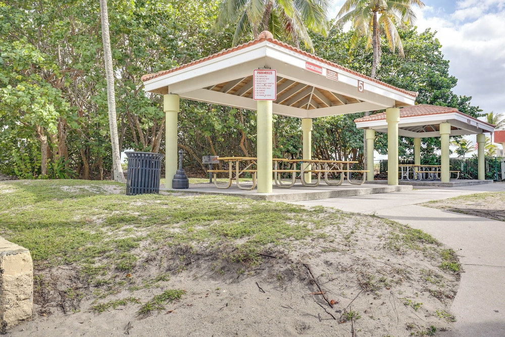 Steps to Pompano Beach: Couple's Retreat w/ Patio!