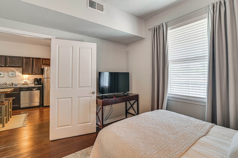 Cotton District Condo: Walkable Spot for Game Day!
