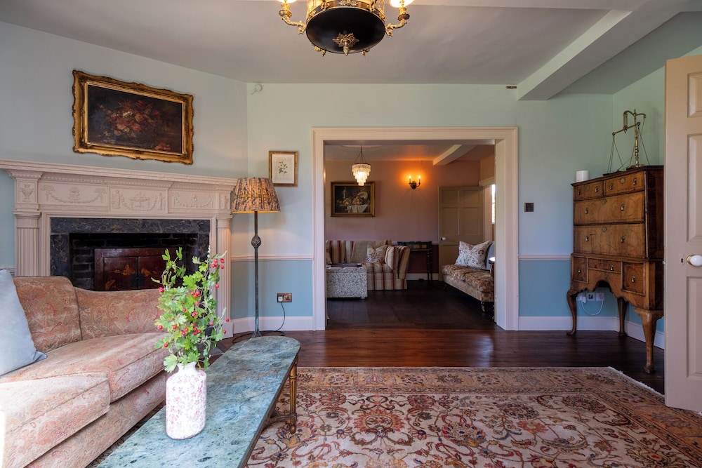 Stunning 4BD Home in Worcestershire