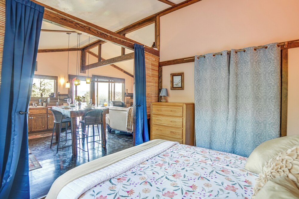 Hot Tub + Fire Pit: Secluded Dos Rios Escape!