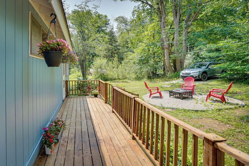 Cozy Becket Cottage Escape w/ Lake Access!