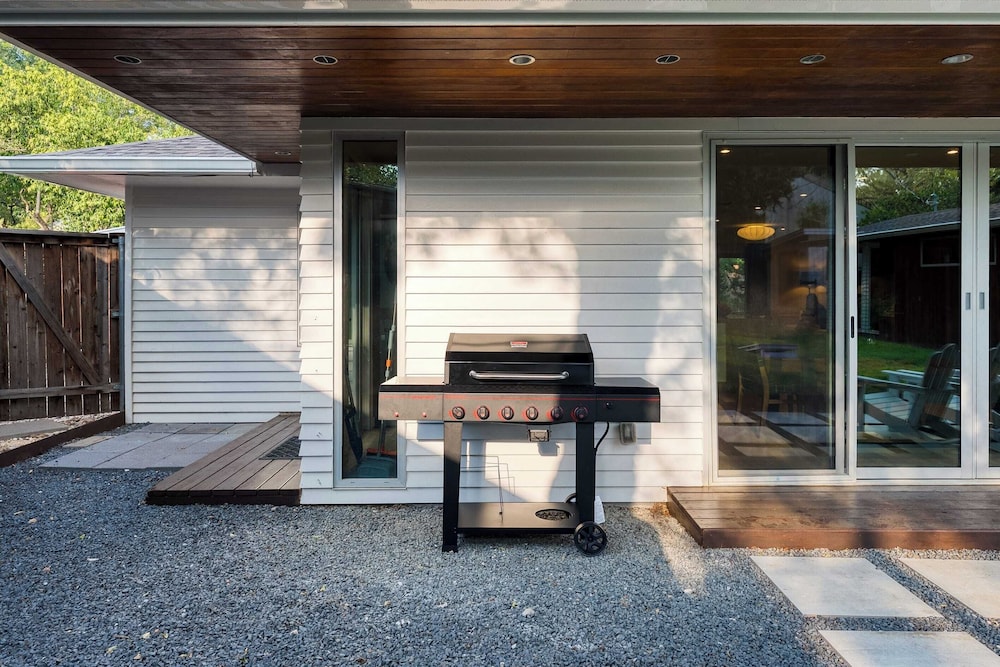 Modern Austin Home w/ Pool, Putting Green & Coffee Nook Townes Retreat by Avantstay