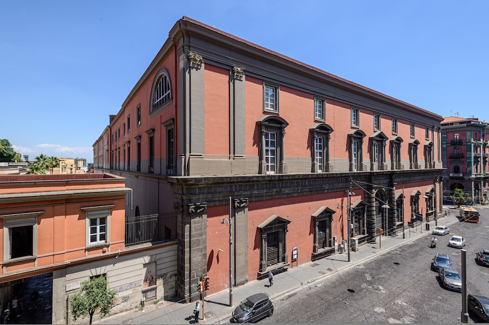 Into Mann in Naples With 5 Bedrooms and 5 Bathrooms