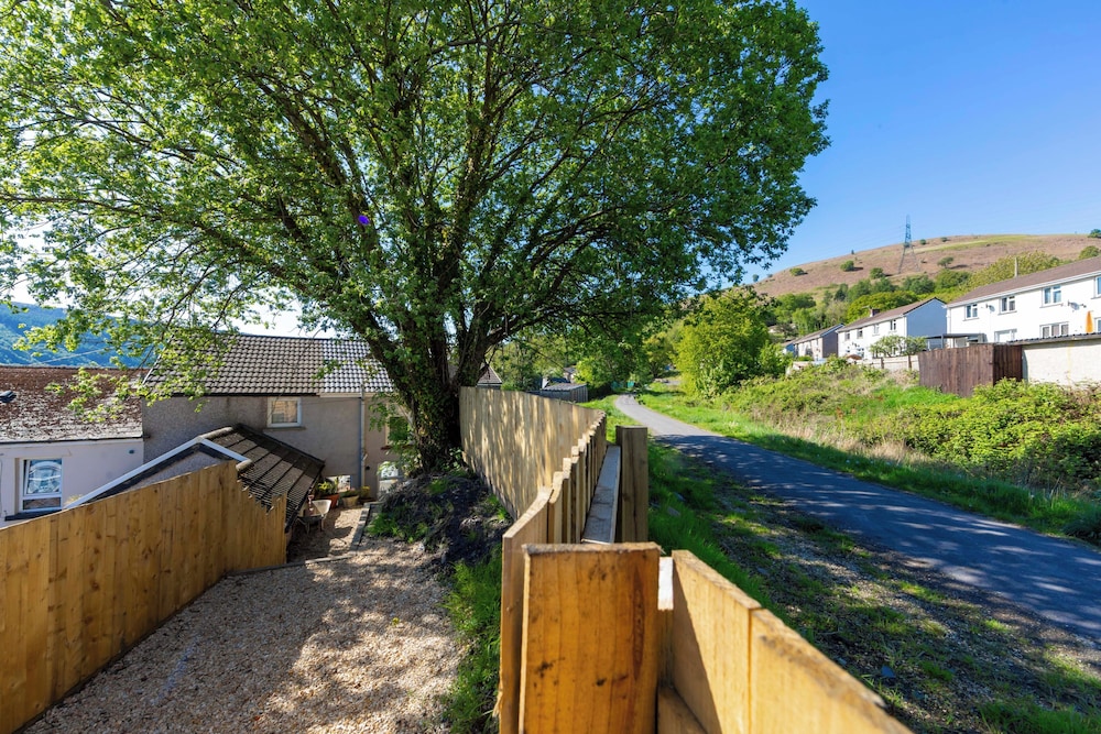 Cosy-cute Miner's Cottage on the Taff Trail