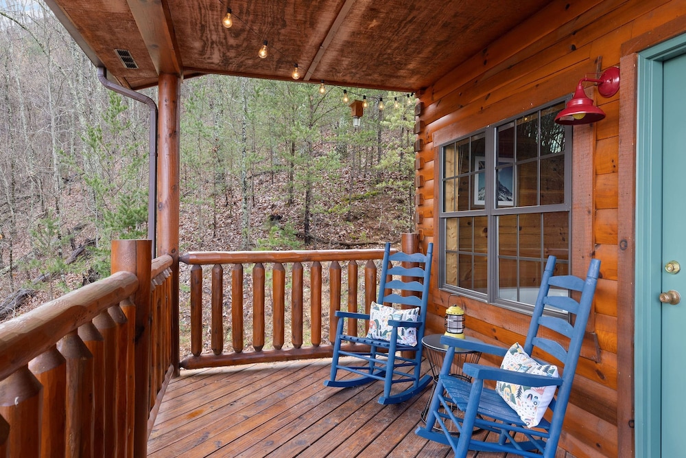 Bears Den Way Resort Cabin w Games Hot Tub View Mins From Dollywood