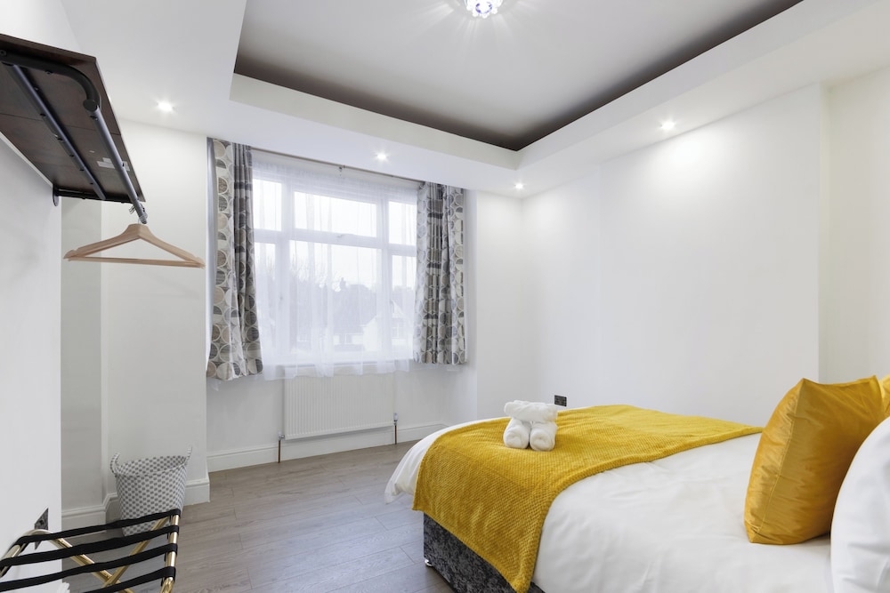 4 Bed - Sleeps 9 - Free Parking - 20 min Gatwick