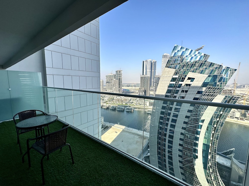 LuxBnB Vera Residences I Skyline Views