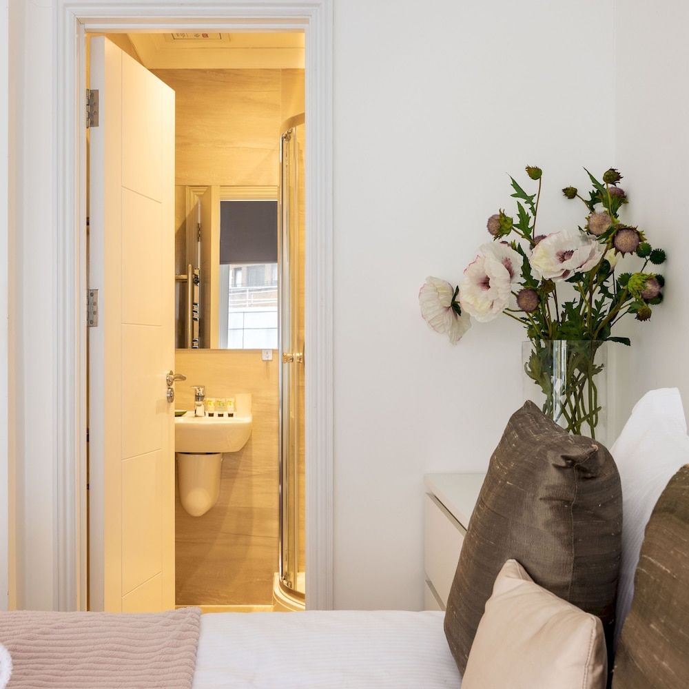 Balcony South Kensington Luxury 2 bed Apartment