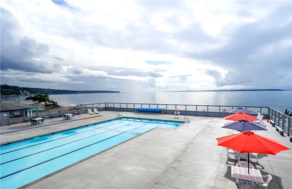 Deck Views, Fire Pit, Pool, 3 Mins to Beach Madrona Tree Retreat by Avantstay