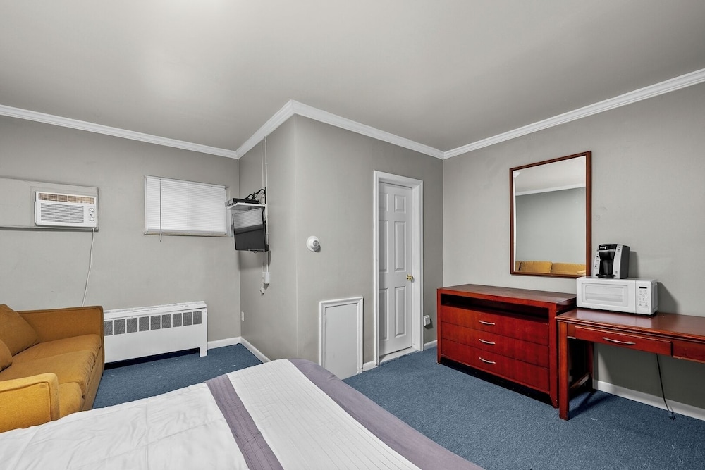 1BR w/ Smart TV AC Self Check-in MI