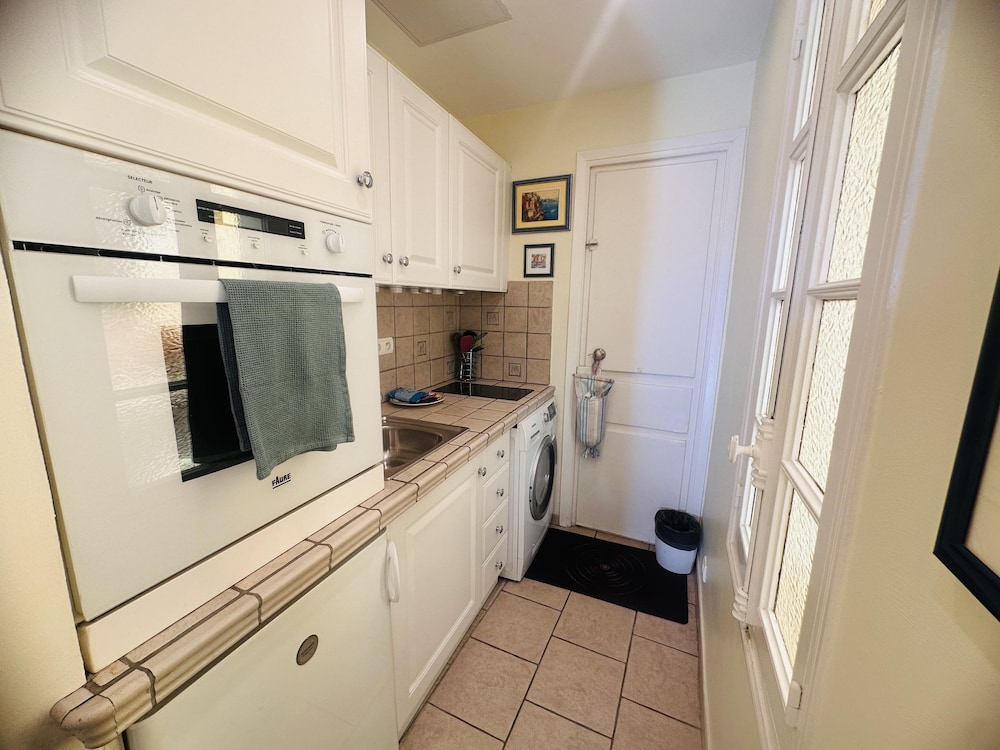 Very Charming Studio Apartment on Port in Cannes a Short Walk to Palais With Aircon and Internet - 411