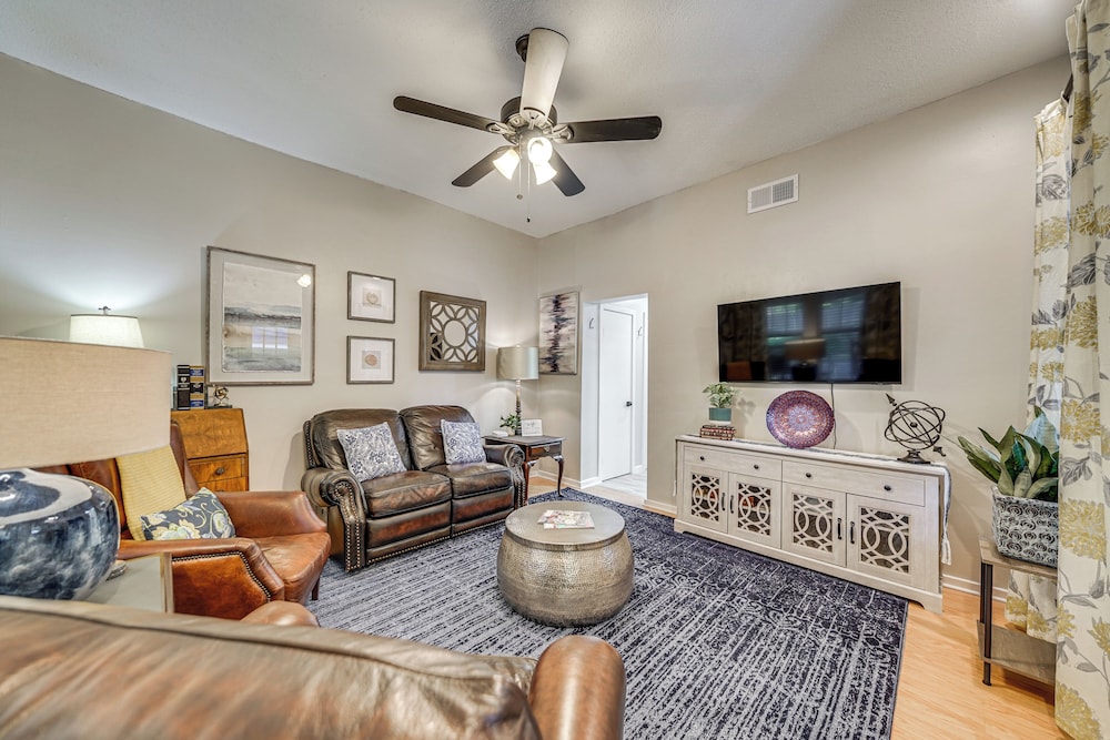 < 1 Mi to Dtwn Texarkana: Couple's Retreat w/ Yard