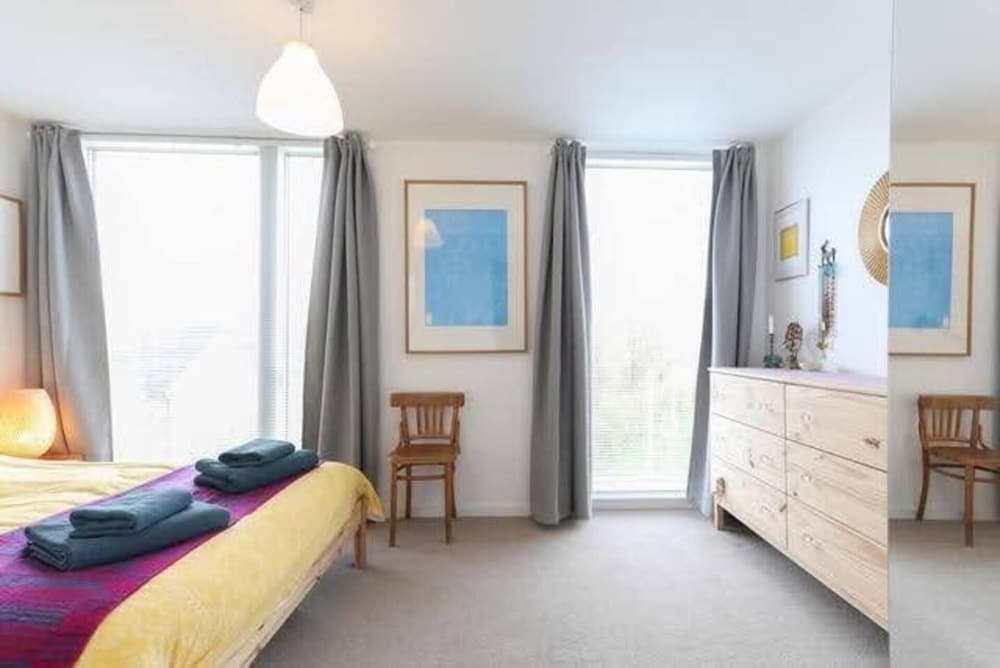 Leeds - Sleeps 4 - Free Parking - Pet Friendly view 2