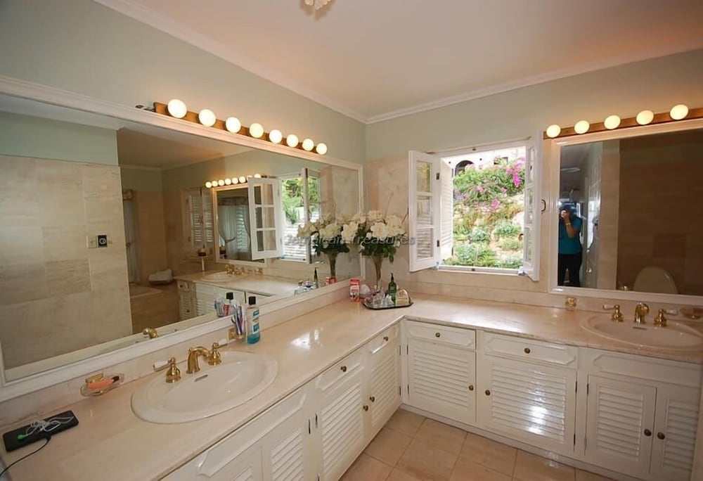 Stoneaway, 6BR by Jamaican Treasures