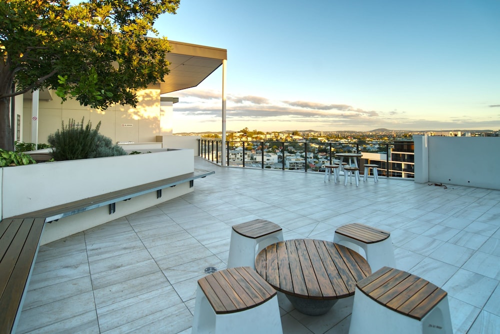2BR Food Drink Hub Pool Parking Gym Rooftop