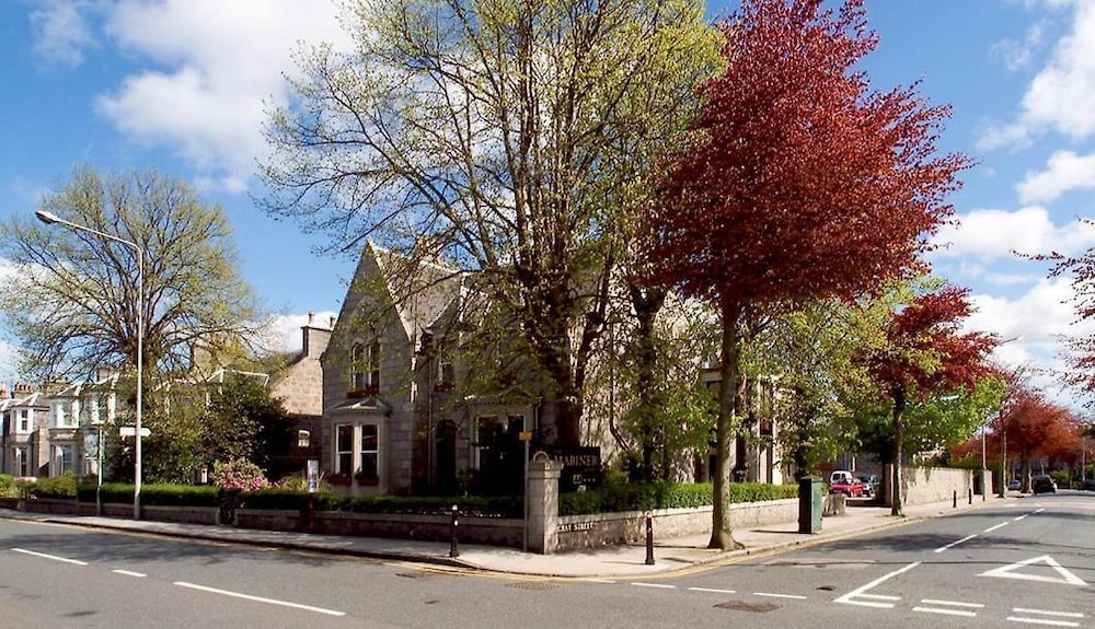 Hotel Ooters at The Mariner - Image 1