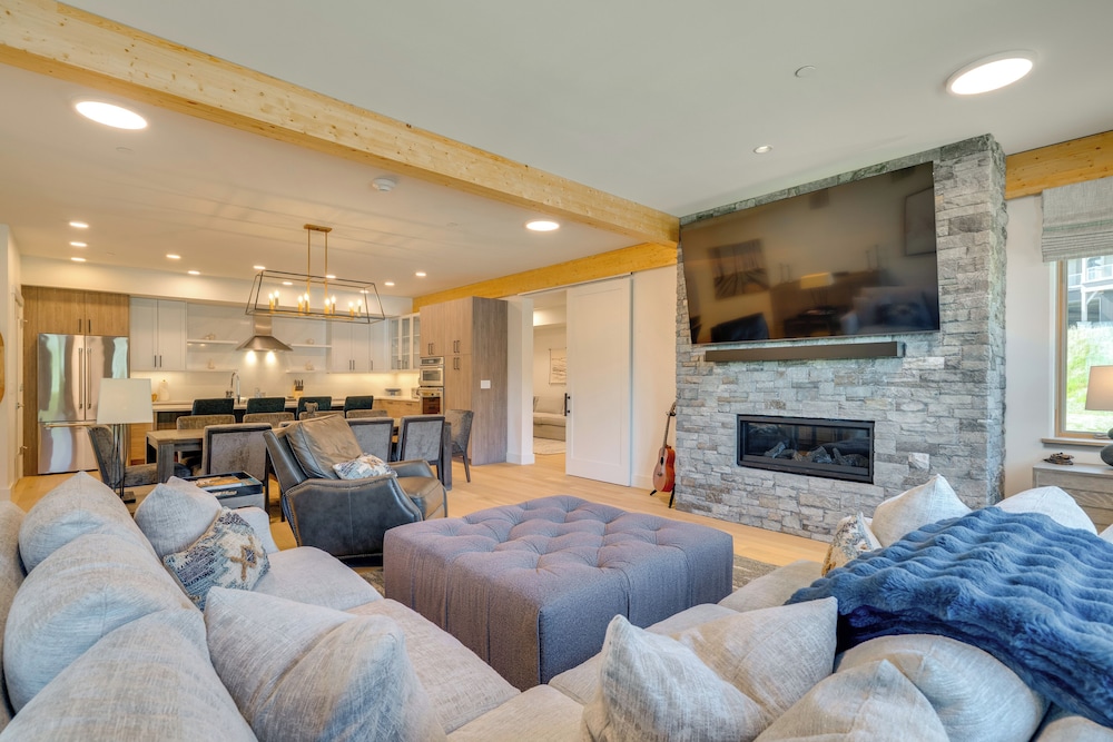 Ski-in/out Okemo Mountain Resort Condo w/ Balcony