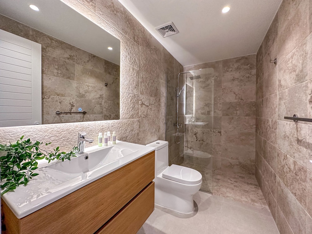 Luxury 3 Bedroom Apartment at the Beach