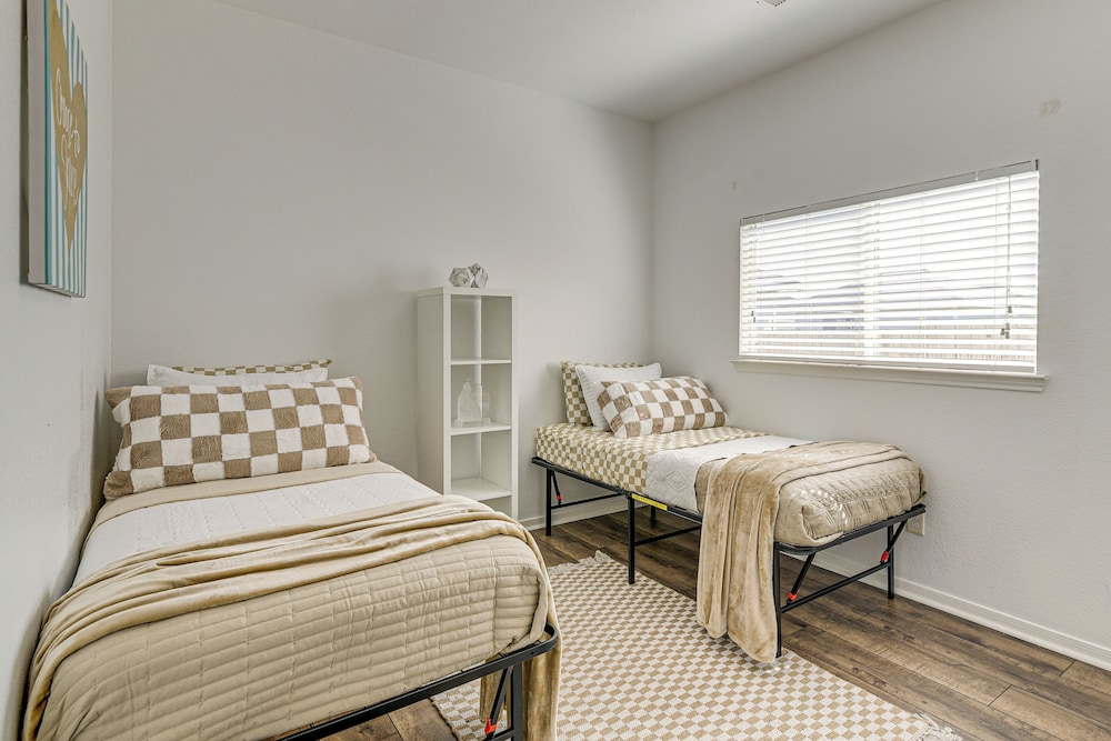< 1 Block to Park: Family-friendly Houston Home!