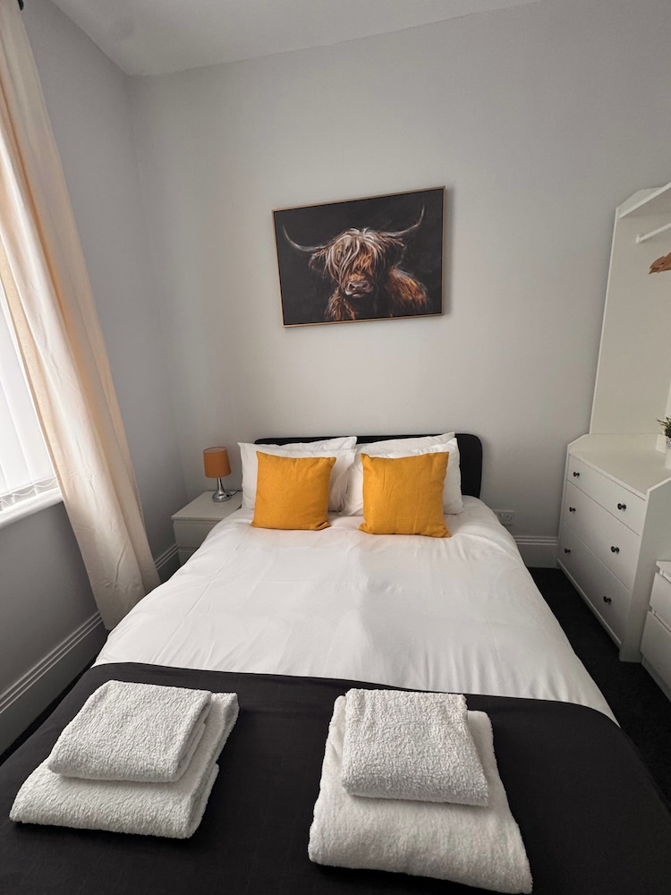 House - Sleeps 6 - Pet Friendly - Garden - Parking