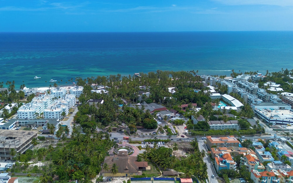 Tropical 2BR Retreat - Terrace, BBQ and Pool