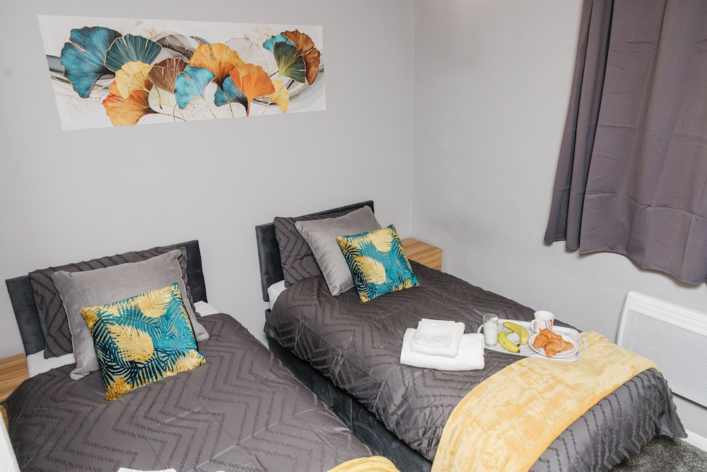 Corby-2 Bedroom-1bathroom-parking - Upto 5 Guests view 2