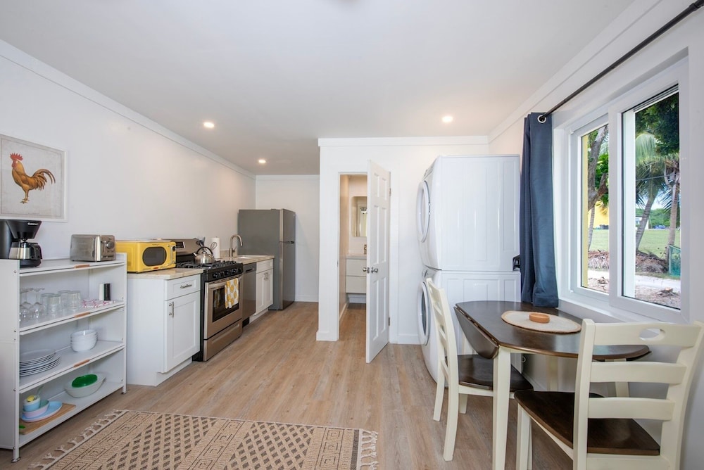Laughing Bird Studio #7 - Brand New Stylish Apartment, Pool, Bea 1 Bedroom Condo, photo 21