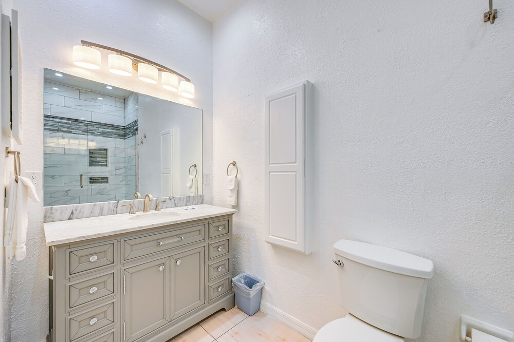 Sail + Soak: Naples Condo w/ Heated Pool Access