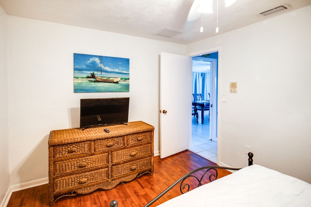 Bright Fort Myers Home w/ Pool - 9 Mi to Beach!