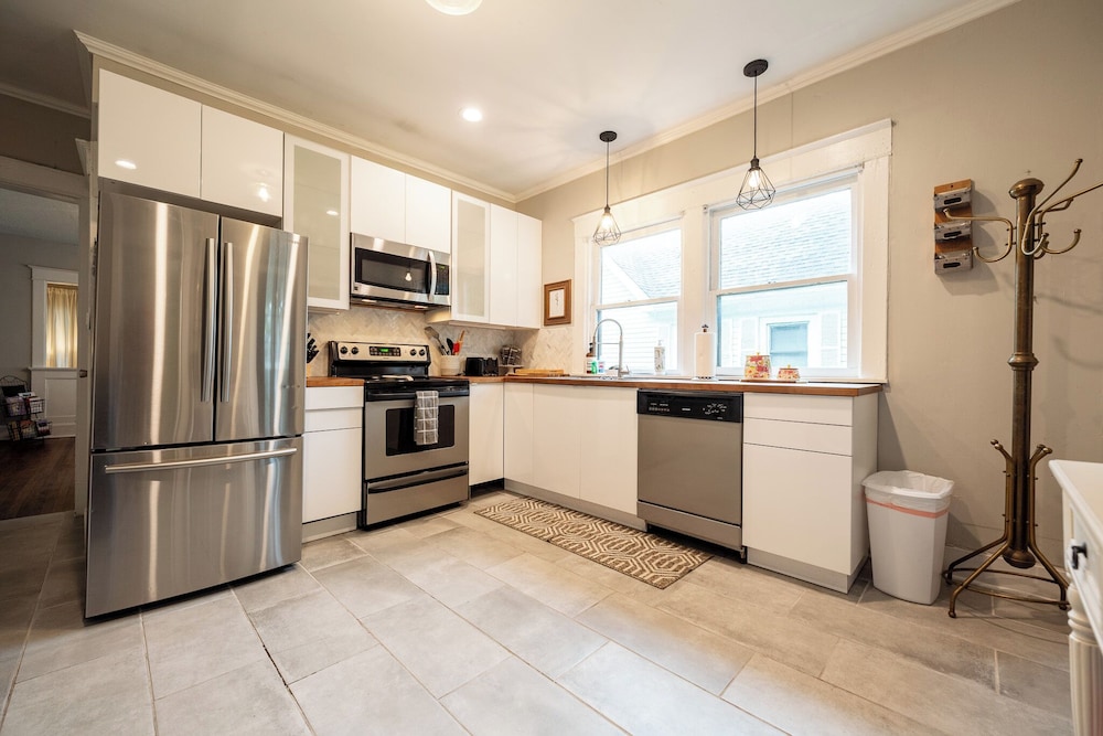 Spacious Duplex for 14 in Downtown