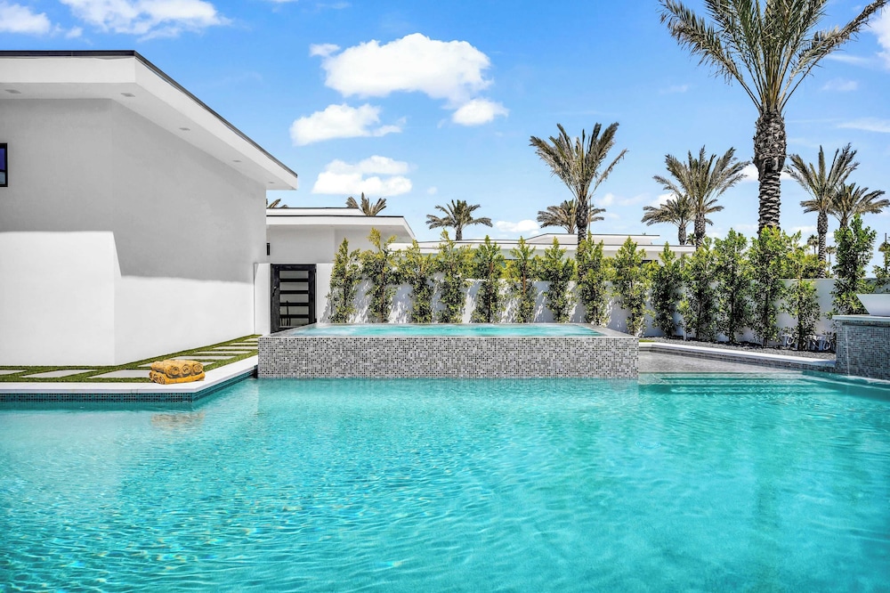 Luxury Retreat Pool, Putting Green + Pickleball Sleeps 17 Bravo Villa 8 by Avantstay