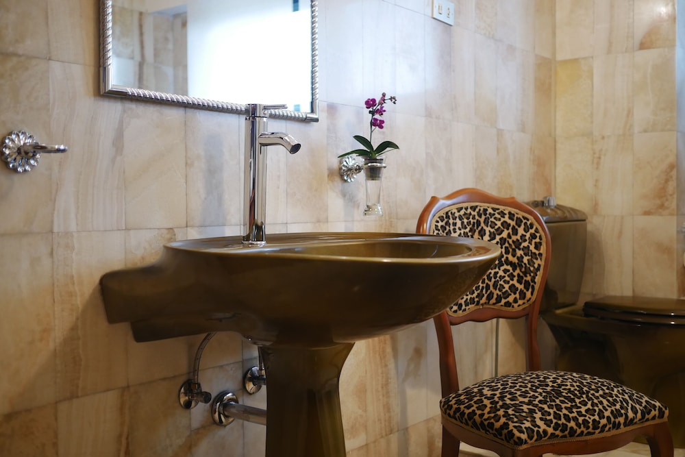 KH Lezama Suites