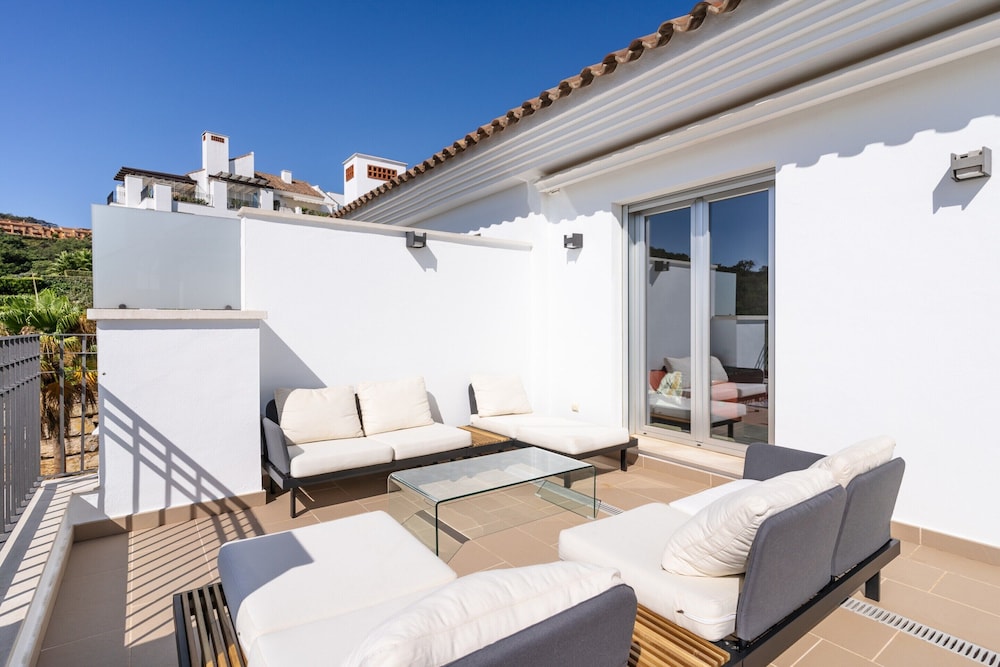 Modern Apartment With Balcony