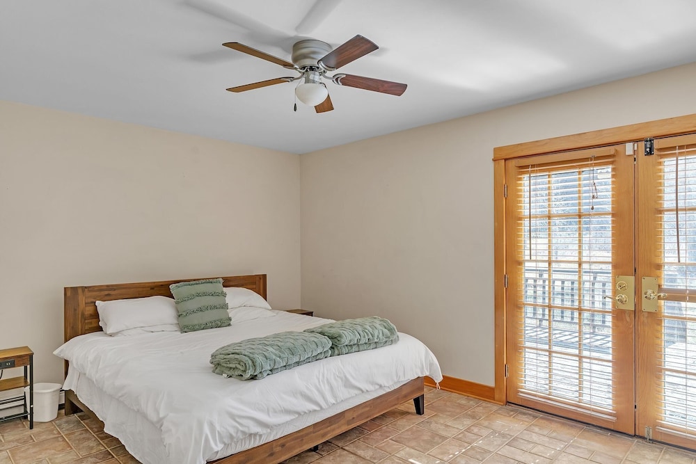 Charming Country 4br Retreat With Riverfront Views 4 Bedroom Cabin