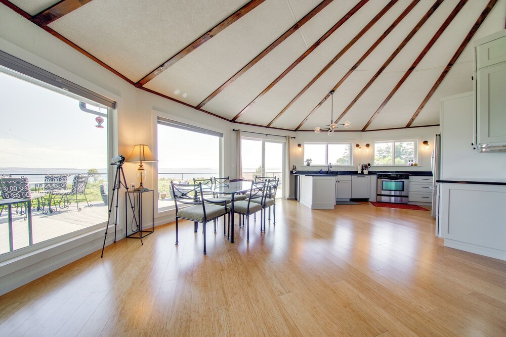 Spacious Deck w/ Ocean View: Puget Sound Gem!