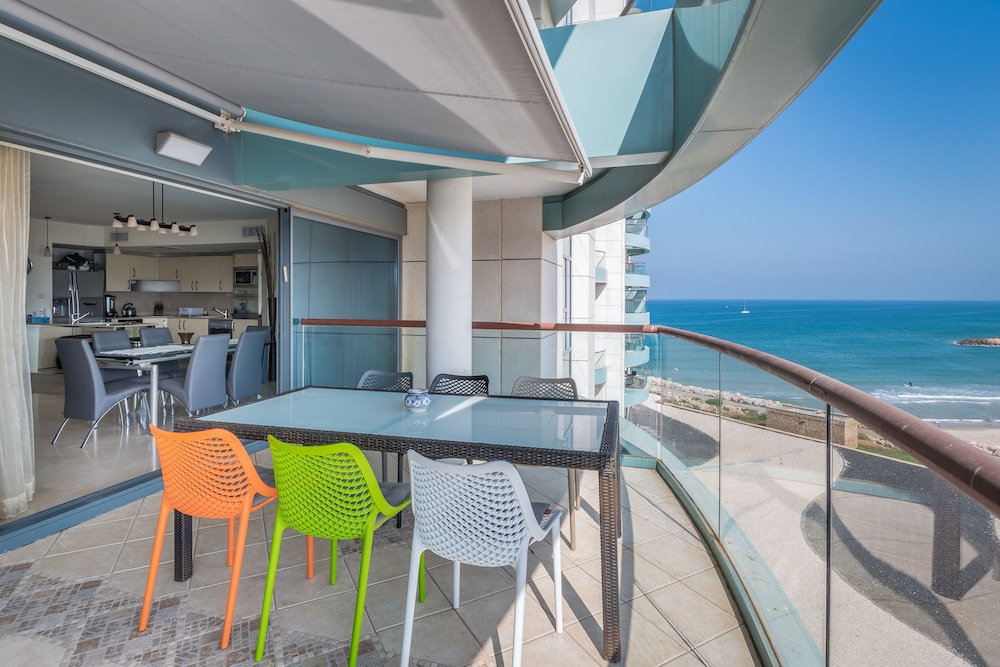Beach Front By Ritz Hotel Pool Parking