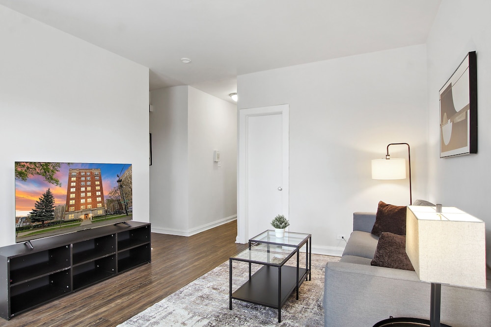 Sleek 2BR - Hyde Park 405