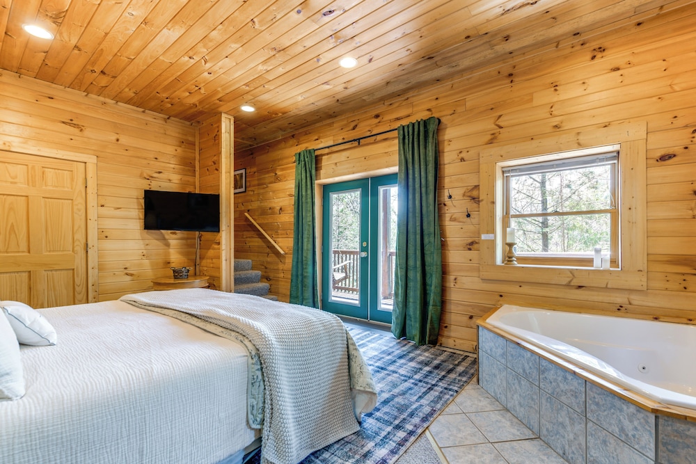 Smoky Mtn Escape w/ Hot Tub: 4 Mi to Gatlinburg!