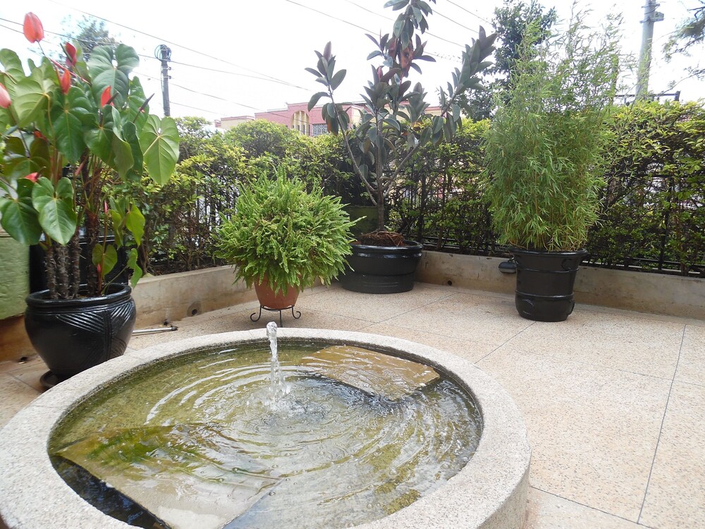 Samra Court