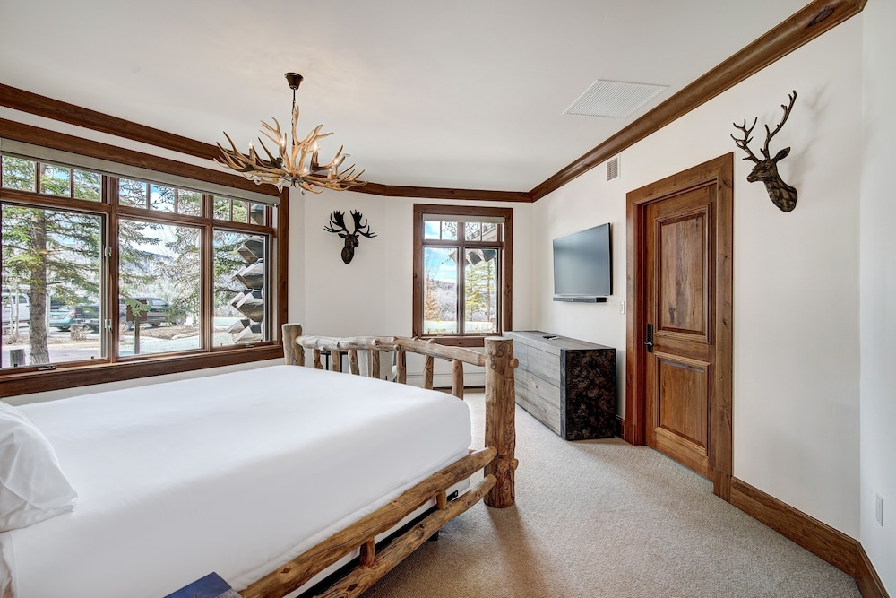 Ski-in Ski-out 1 Bdr+den In Exclusive Horizon Pass 1 Bedroom Condo by RedAwning