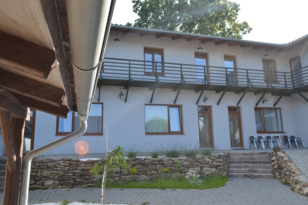Farm Kundratice view 5