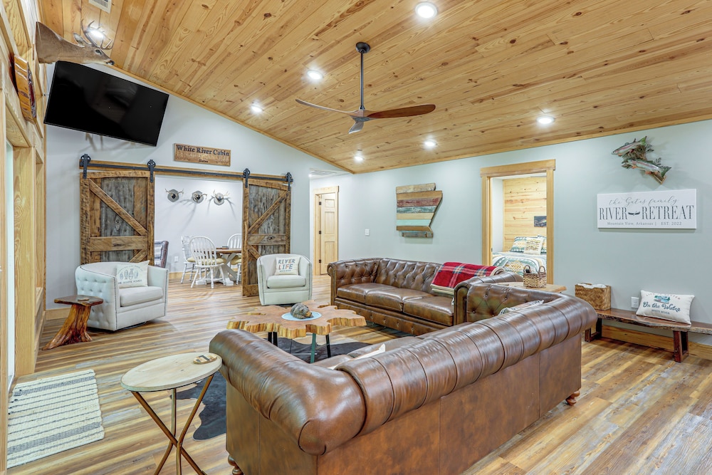 Relax on the River: Modern Mountain View Escape!