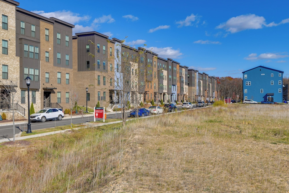 Townhome at Laurel Park: Modern & Spacious Getaway