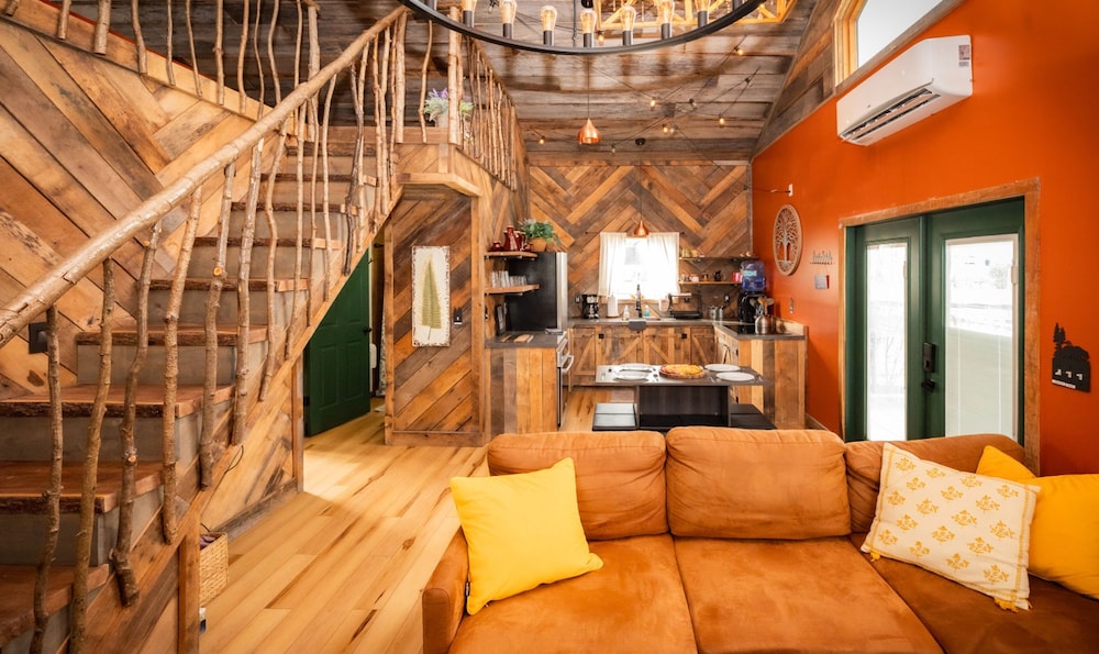 Treehouse Hot tub on 60 Acre Farm Near Downtown