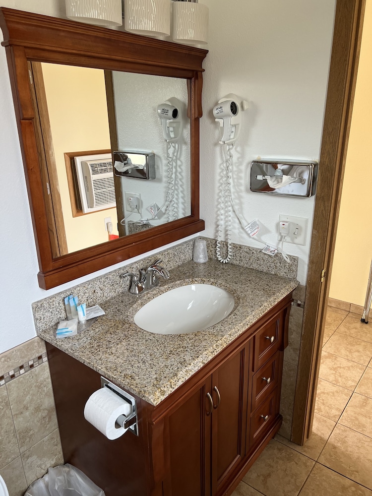 All Star Inn & Suites