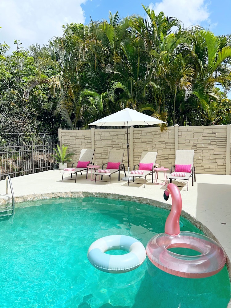 Naples Henrie Hideaway - Private Pool, Pet Friendly 12 Mins From Beach & Downtown 3 Bedroom Home