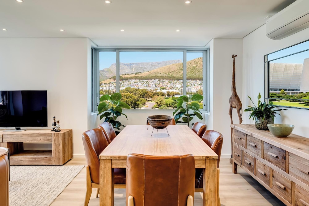 2bed Mouille Point Apartment w Amazing Cape Views