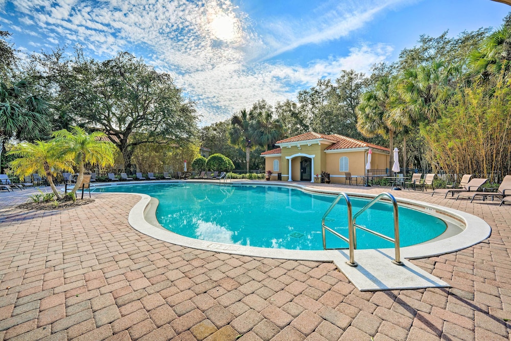 4 Mi to Wdw: Sleek Townhome w/ Community Pool!