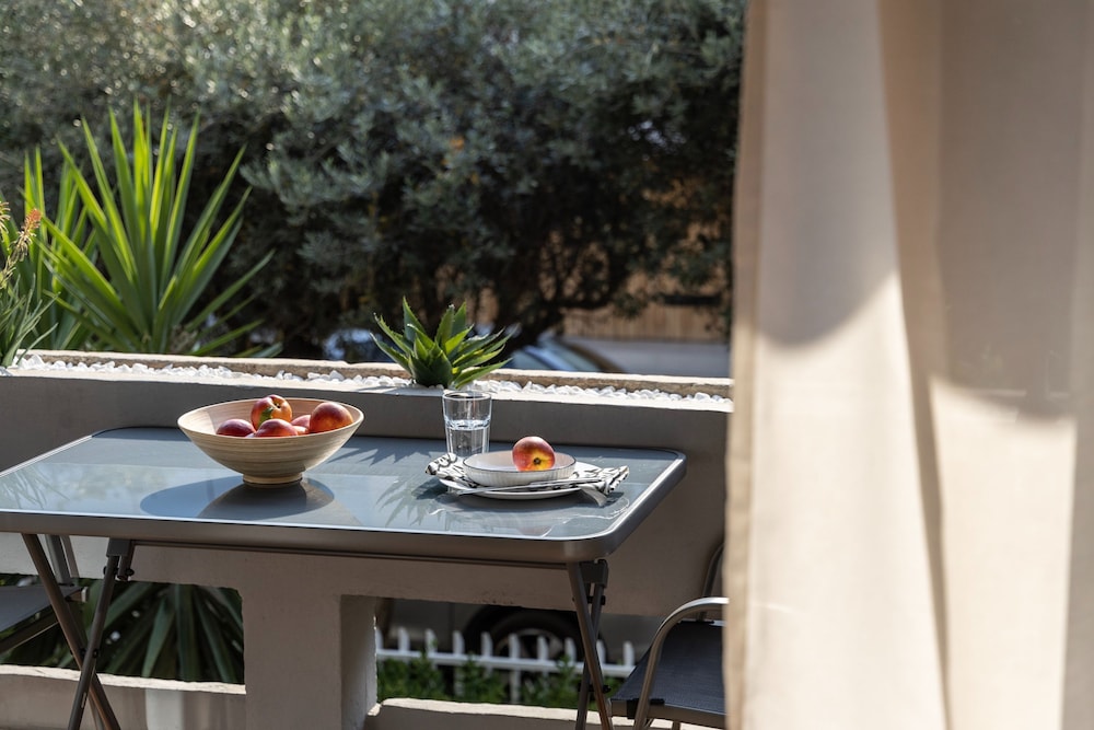 Spacious 3-bedroom Getaway With Balcony in Glyfada